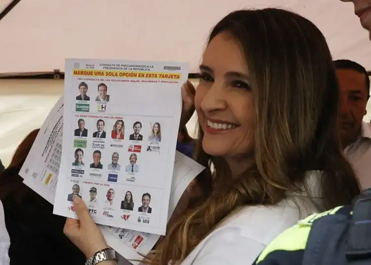La senadora y candidata del Centro Democrático a la presidencia de Colombia, Paloma Valencia, muestra su papeleta en Bogotá (Colombia). EFE/ Mauricio Dueñas Castañeda.