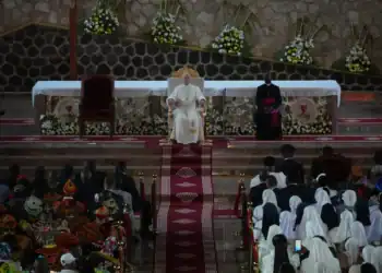 El papa León XIV en la catedral de San José en Bamenda, Camerún, el jueves. Un violento movimiento secesionista centrado en la zona ha dividido el país durante la última década.