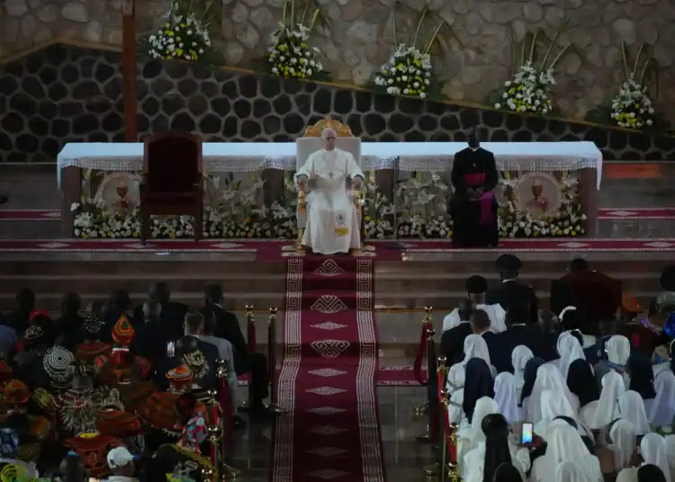 El papa León XIV en la catedral de San José en Bamenda, Camerún, el jueves. Un violento movimiento secesionista centrado en la zona ha dividido el país durante la última década.