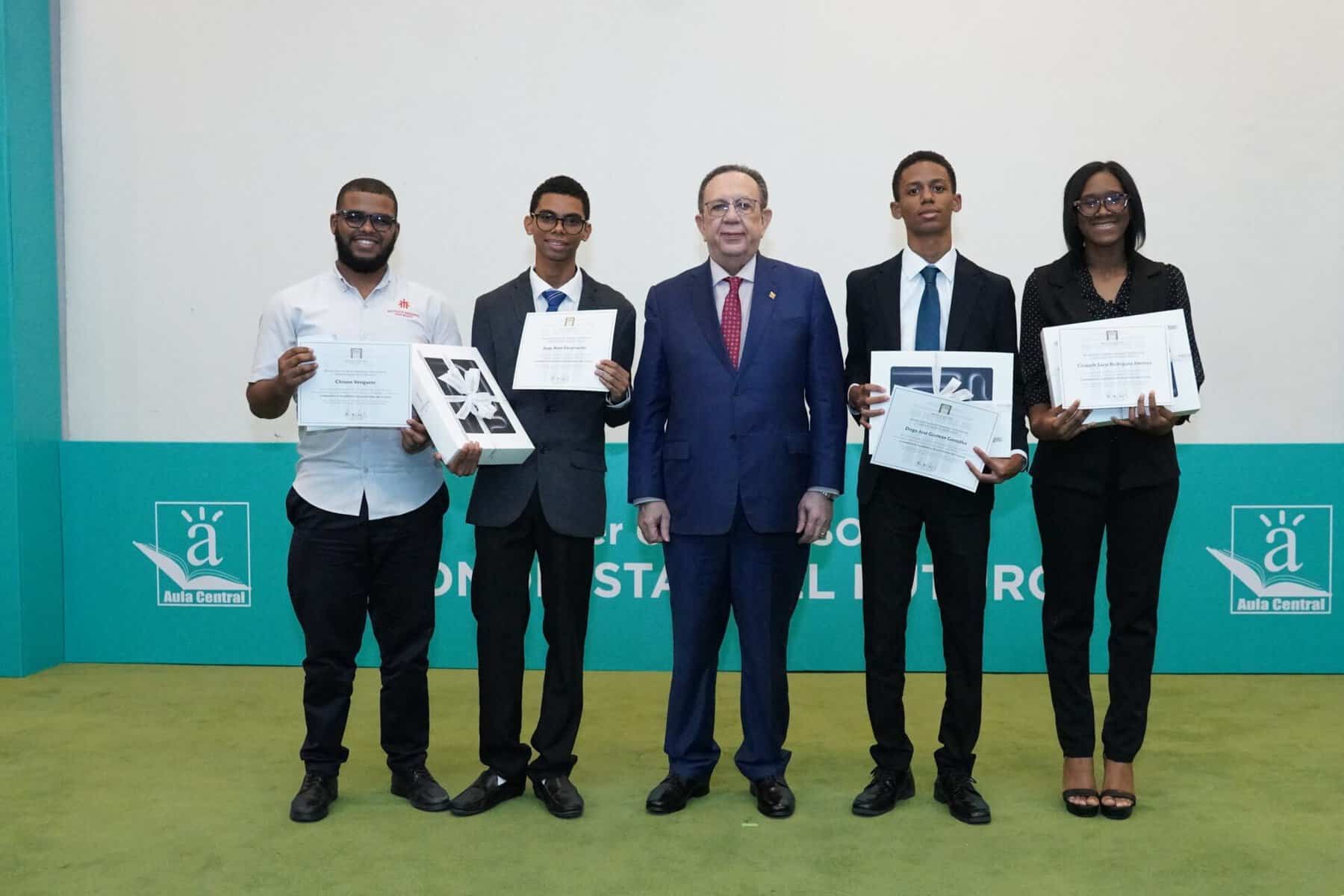 BCRD realiza el acto de premiación de su
XIII competencia académica “Economistas del Futuro