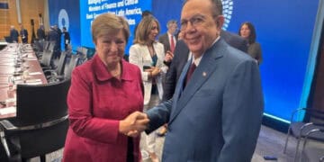 La directora gerente del FMI, Kristalina Georgieva, y el gobernador Héctor Valdez Albizu comparten durante las reuniones.
