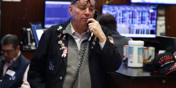 Un comerciante trabaja en el piso de la Bolsa de Valores de Nueva York (NYSE) en la campana de apertura en la ciudad de Nueva York el 7 de abril de 2026. Los precios del petróleo saltaron el martes y las acciones cayeron después de los ataques estadounidenses-israelíes en la terminal clave de exportación de petróleo iraní de la isla de Kharg, con los inversores que se preparan para la inminente fecha límite del presidente estadounidense Donald Trump para que Irán vuelva a abrir el Estrecho de Ormuz o se enfrente a ataques devastadores. (Foto de CHARLY TRIBALLEAU / AFP)