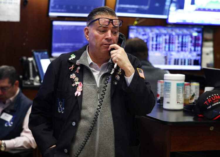 Un comerciante trabaja en el piso de la Bolsa de Valores de Nueva York (NYSE) en la campana de apertura en la ciudad de Nueva York el 7 de abril de 2026. Los precios del petróleo saltaron el martes y las acciones cayeron después de los ataques estadounidenses-israelíes en la terminal clave de exportación de petróleo iraní de la isla de Kharg, con los inversores que se preparan para la inminente fecha límite del presidente estadounidense Donald Trump para que Irán vuelva a abrir el Estrecho de Ormuz o se enfrente a ataques devastadores. (Foto de CHARLY TRIBALLEAU / AFP)