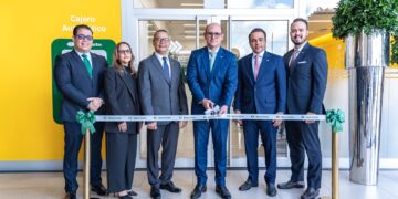 En el centro Edgar del Toro, presidente ejecutivo de Banco Caribe, al momento de la inauración