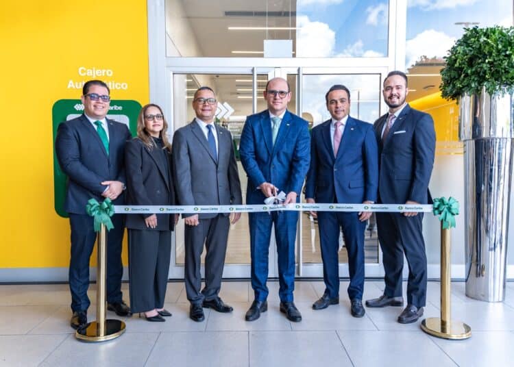 En el centro Edgar del Toro, presidente ejecutivo de Banco Caribe, al momento de la inauración