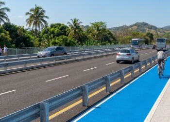 Carretera con carril azul exclusivo para bicicletas en El Salvador financiada por el BCIE