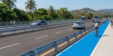 Carretera con carril azul exclusivo para bicicletas en El Salvador financiada por el BCIE