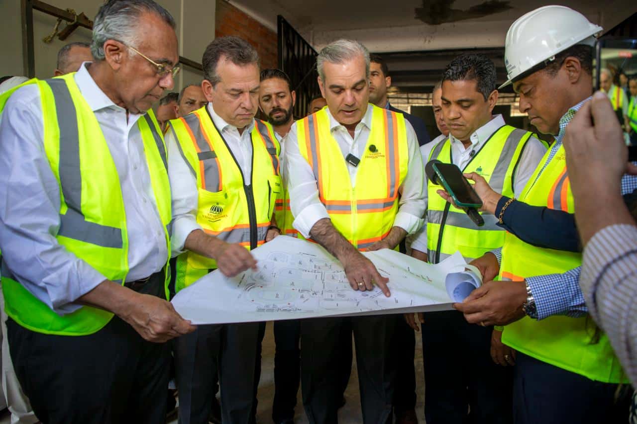 El Presidente Luis Abinader supervisando las obras de los Juegos Centroamericanos 2026