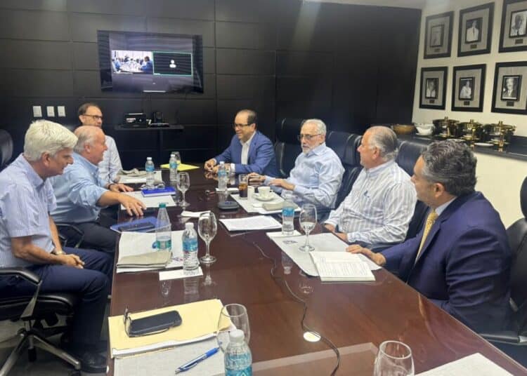 Reunión sobre daños en el estadio Quisqueya