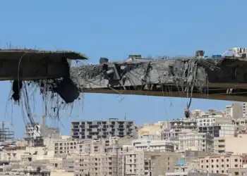 Vista del puente B1, un día después de que fuera destruido por un ataque en Karaj, a unos 35 km al suroeste de Teherán, el 3 de abril de 2026 - Créditos: @ATTA KENARE