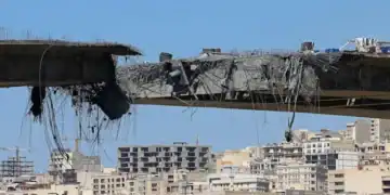 Vista del puente B1, un día después de que fuera destruido por un ataque en Karaj, a unos 35 km al suroeste de Teherán, el 3 de abril de 2026 - Créditos: @ATTA KENARE