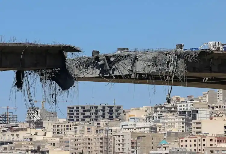 Vista del puente B1, un día después de que fuera destruido por un ataque en Karaj, a unos 35 km al suroeste de Teherán, el 3 de abril de 2026 - Créditos: @ATTA KENARE