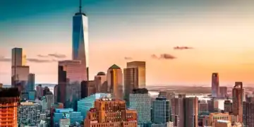 Vista del distrito financiero de Nueva York con la One World Trade Center al atardecer