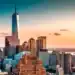 Vista del distrito financiero de Nueva York con la One World Trade Center al atardecer