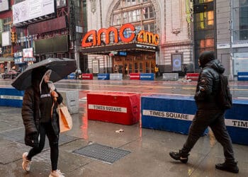 NUEVA YORK, NUEVA YORK - 05 DE MARZO: La gente camina por Time Square durante las lluvias en la ciudad de Nueva York el 5 de marzo de 2026 en Nueva York, Nueva York. (Foto de Craig T Fruchtman/Getty Images)