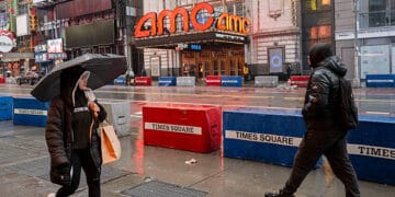 NUEVA YORK, NUEVA YORK - 05 DE MARZO: La gente camina por Time Square durante las lluvias en la ciudad de Nueva York el 5 de marzo de 2026 en Nueva York, Nueva York. (Foto de Craig T Fruchtman/Getty Images)