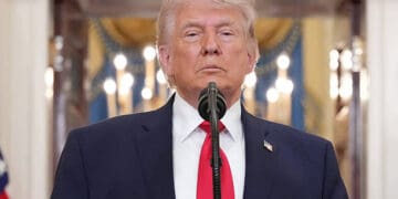 WASHINGTON, DC - 1 DE ABRIL: El presidente Donald Trump hace una pausa mientras termina de hablar sobre la guerra de Irán desde el Cross Hall de la Casa Blanca el miércoles 1 de abril de 2026 en Washington. Trump utilizó el discurso en horario estelar para actualizar a la nación sobre la guerra en Irán. (Foto de Alex Brandon-Pool/Getty Images)