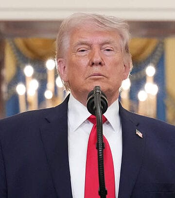 WASHINGTON, DC - 1 DE ABRIL: El presidente Donald Trump hace una pausa mientras termina de hablar sobre la guerra de Irán desde el Cross Hall de la Casa Blanca el miércoles 1 de abril de 2026 en Washington. Trump utilizó el discurso en horario estelar para actualizar a la nación sobre la guerra en Irán. (Foto de Alex Brandon-Pool/Getty Images)