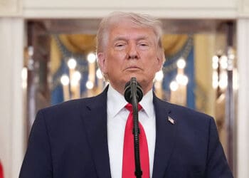 WASHINGTON, DC - 1 DE ABRIL: El presidente Donald Trump hace una pausa mientras termina de hablar sobre la guerra de Irán desde el Cross Hall de la Casa Blanca el miércoles 1 de abril de 2026 en Washington. Trump utilizó el discurso en horario estelar para actualizar a la nación sobre la guerra en Irán. (Foto de Alex Brandon-Pool/Getty Images)
