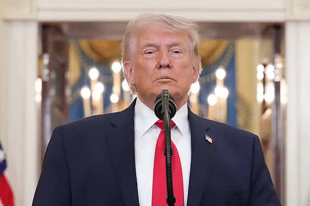 WASHINGTON, DC - 1 DE ABRIL: El presidente Donald Trump hace una pausa mientras termina de hablar sobre la guerra de Irán desde el Cross Hall de la Casa Blanca el miércoles 1 de abril de 2026 en Washington. Trump utilizó el discurso en horario estelar para actualizar a la nación sobre la guerra en Irán. (Foto de Alex Brandon-Pool/Getty Images)