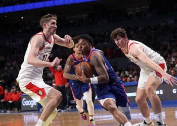 CIUDAD DE MÉXICO, MÉXICO - 1 DE ABRIL: Wade Taylor IV #4 de los Capitanes de la Ciudad de México maneja la pelota durante el partido contra el Rip City Remix durante los Cuartos de Final de los Playoffs de la Liga G 2026 el 1 de abril de 2026 en el Arena Ciudad de México en la Ciudad de México, México. NOTA PARA EL USUARIO: El usuario reconoce y acepta expresamente que, al descargar y/o usar esta fotografía, el usuario acepta los términos y condiciones del Acuerdo de licencia de Getty Images. Aviso obligatorio de derechos de autor: Copyright 2026 NBAE (Foto de Pablo Lomelin/NBAE a través de Getty Images)