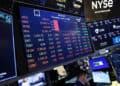NUEVA YORK, NUEVA YORK - 02 DE ABRIL: Los números del mercado de valores se muestran mientras los comerciantes trabajan en el piso de la Bolsa de Valores de Nueva York durante las operaciones matutinas del 2 de abril de 2026 en la ciudad de Nueva York. Las acciones se hundieron al abrir con el Dow Jones Industrial Average perdiendo más de 600 puntos, el S&P 500 un 1,3 % y el Nasdaq Composite un 1,8 % un día después de EE. UU. El discurso del presidente Donald Trump afirma que la guerra de Irán continuaría, haciendo subir los precios del petróleo. (Foto de Michael M. Santiago/Getty Imágenes)