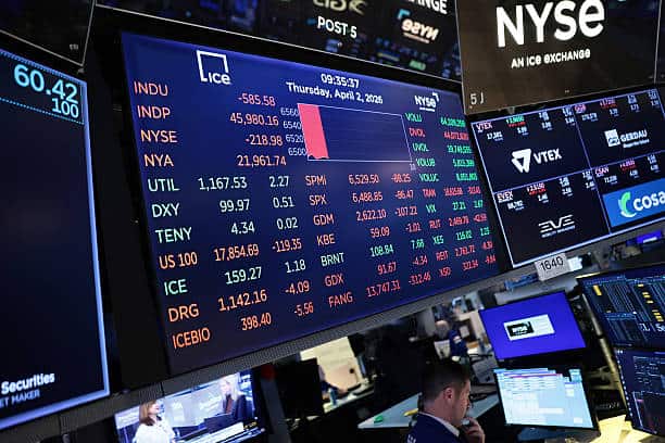NUEVA YORK, NUEVA YORK - 02 DE ABRIL: Los números del mercado de valores se muestran mientras los comerciantes trabajan en el piso de la Bolsa de Valores de Nueva York durante las operaciones matutinas del 2 de abril de 2026 en la ciudad de Nueva York. Las acciones se hundieron al abrir con el Dow Jones Industrial Average perdiendo más de 600 puntos, el S&P 500 un 1,3 % y el Nasdaq Composite un 1,8 % un día después de EE. UU. El discurso del presidente Donald Trump afirma que la guerra de Irán continuaría, haciendo subir los precios del petróleo. (Foto de Michael M. Santiago/Getty Imágenes)