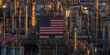 CARSON, CALIFORNIA - 02 DE ABRIL: En una vista aérea, la refinería de Los Ángeles de Marathon Petroleum Corp se ve el 2 de abril de 2026 en Carson, California. Los precios del petróleo aumentaron más del 10 por ciento en el comercio volátil, con tanto el Brent como el crudo estadounidense saltando bruscamente después de que el presidente Donald Trump advirtiera de una acción militar intensificada contra Irán y señalara que el conflicto podría prolongarse, lo que aumenta los temores de interrupciones prolongadas del suministro. (Foto de Justin Sullivan/Getty Images)