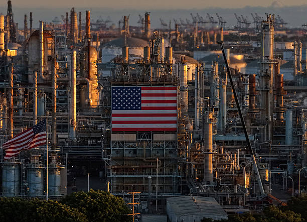 CARSON, CALIFORNIA - 02 DE ABRIL: En una vista aérea, la refinería de Los Ángeles de Marathon Petroleum Corp se ve el 2 de abril de 2026 en Carson, California. Los precios del petróleo aumentaron más del 10 por ciento en el comercio volátil, con tanto el Brent como el crudo estadounidense saltando bruscamente después de que el presidente Donald Trump advirtiera de una acción militar intensificada contra Irán y señalara que el conflicto podría prolongarse, lo que aumenta los temores de interrupciones prolongadas del suministro. (Foto de Justin Sullivan/Getty Images)