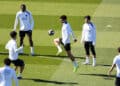 TOPSHOT - El delantero portugués #09 del Paris Saint-Germain Goncalo Ramos (C) controla el balón durante una sesión de entrenamiento en el Campus Paris Saint-Germain en Poissy, en las afueras occidentales de París, el 7 de abril de 2026, en vísperas del partido de fútbol de ida de los cuartos de final de la Liga de Campeones de la UEFA contra el Liverpool F.C. (Foto de FRANCK FIFE / AFP a través de Getty Images)