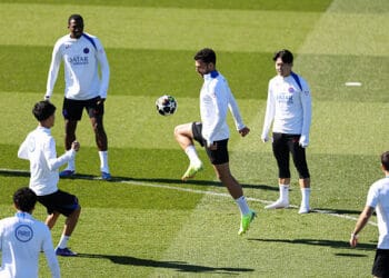 TOPSHOT - El delantero portugués #09 del Paris Saint-Germain Goncalo Ramos (C) controla el balón durante una sesión de entrenamiento en el Campus Paris Saint-Germain en Poissy, en las afueras occidentales de París, el 7 de abril de 2026, en vísperas del partido de fútbol de ida de los cuartos de final de la Liga de Campeones de la UEFA contra el Liverpool F.C. (Foto de FRANCK FIFE / AFP a través de Getty Images)