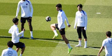 TOPSHOT - El delantero portugués #09 del Paris Saint-Germain Goncalo Ramos (C) controla el balón durante una sesión de entrenamiento en el Campus Paris Saint-Germain en Poissy, en las afueras occidentales de París, el 7 de abril de 2026, en vísperas del partido de fútbol de ida de los cuartos de final de la Liga de Campeones de la UEFA contra el Liverpool F.C. (Foto de FRANCK FIFE / AFP a través de Getty Images)