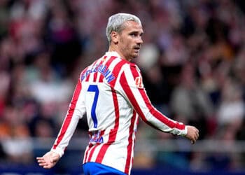 MADRID, ESPAÑA - 04 DE ABRIL: Antoine Griezmann del Atlético de Madrid observa durante el partido de LaLiga EA Sports entre el Atlético de Madrid y el FC Barcelona en el Riyadh Air Metropolitano el 4 de abril de 2026 en Madrid, España. (Foto de Aitor Alcalde Colomer/Getty Images)