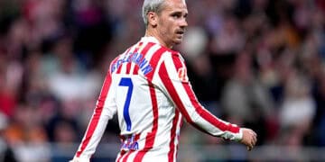 MADRID, ESPAÑA - 04 DE ABRIL: Antoine Griezmann del Atlético de Madrid observa durante el partido de LaLiga EA Sports entre el Atlético de Madrid y el FC Barcelona en el Riyadh Air Metropolitano el 4 de abril de 2026 en Madrid, España. (Foto de Aitor Alcalde Colomer/Getty Images)