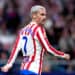MADRID, ESPAÑA - 04 DE ABRIL: Antoine Griezmann del Atlético de Madrid observa durante el partido de LaLiga EA Sports entre el Atlético de Madrid y el FC Barcelona en el Riyadh Air Metropolitano el 4 de abril de 2026 en Madrid, España. (Foto de Aitor Alcalde Colomer/Getty Images)