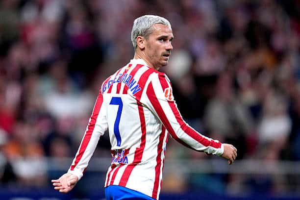 MADRID, ESPAÑA - 04 DE ABRIL: Antoine Griezmann del Atlético de Madrid observa durante el partido de LaLiga EA Sports entre el Atlético de Madrid y el FC Barcelona en el Riyadh Air Metropolitano el 4 de abril de 2026 en Madrid, España. (Foto de Aitor Alcalde Colomer/Getty Images)