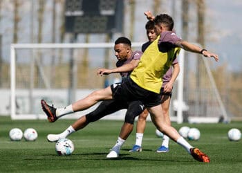MADRID, ESPAÑA - 18 DE ABRIL: Kylian Mbappe y Federico Valverde del Real Madrid están entrenando en Ciudad Real Madrid el 18 de abril de 2026 en Madrid, España. (Foto de David S. Bustamante/Real Madrid vía Getty Images)