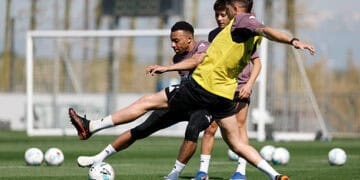 MADRID, ESPAÑA - 18 DE ABRIL: Kylian Mbappe y Federico Valverde del Real Madrid están entrenando en Ciudad Real Madrid el 18 de abril de 2026 en Madrid, España. (Foto de David S. Bustamante/Real Madrid vía Getty Images)
