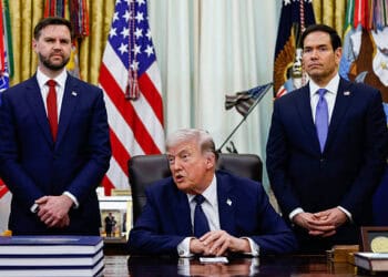 El vicepresidente de los Estados Unidos, JD Vance, desde la izquierda, el presidente Donald Trump, y Marco Rubio, secretario de Estado de los Estados Unidos, en la Oficina Oval de la Casa Blanca en Washington, DC, EE. UU., el jueves 23 de abril de 2026. Trump dijo que Israel y el Líbano extenderán su alto el fuego por tres semanas, una medida que crea espacio para trabajar en un acuerdo a largo plazo y elimina un obstáculo para poner fin a la guerra de Estados Unidos con Irán. Fotógrafo: Will Oliver/EPA/Bloomberg a través de Getty Images