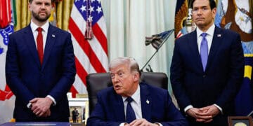 El vicepresidente de los Estados Unidos, JD Vance, desde la izquierda, el presidente Donald Trump, y Marco Rubio, secretario de Estado de los Estados Unidos, en la Oficina Oval de la Casa Blanca en Washington, DC, EE. UU., el jueves 23 de abril de 2026. Trump dijo que Israel y el Líbano extenderán su alto el fuego por tres semanas, una medida que crea espacio para trabajar en un acuerdo a largo plazo y elimina un obstáculo para poner fin a la guerra de Estados Unidos con Irán. Fotógrafo: Will Oliver/EPA/Bloomberg a través de Getty Images