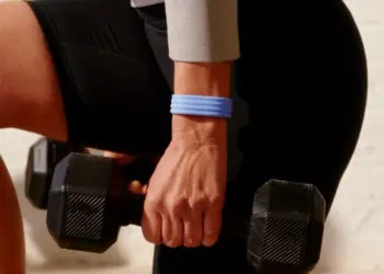 Google presenta Fitbit Air, su primera pulsera inteligente sin pantalla que busca rivalizar contra la popular Whoop