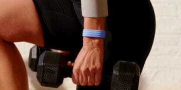 Google presenta Fitbit Air, su primera pulsera inteligente sin pantalla que busca rivalizar contra la popular Whoop