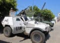 Un miembro del contingente francés que sirve con la Fuerza Provisional de las Naciones Unidas en el Líbano (UNIFIL) está de guardia en un vehículo blindado en el centro para la distribución de ayuda humanitaria entre los desplazados, en el pueblo libanés de Bourghliyeh, el 9 de mayo de 2026. Los medios estatales libaneses informaron de ataques israelíes en el sur del país el 9 de mayo después de que el ejército israelí emitiera una advertencia de evacuación a varias aldeas, así como en otras áreas a pesar de un alto el fuego con Hezbolá. (Foto de Kawnat HAJU / AFP)