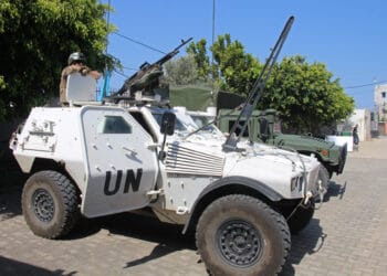 Un miembro del contingente francés que sirve con la Fuerza Provisional de las Naciones Unidas en el Líbano (UNIFIL) está de guardia en un vehículo blindado en el centro para la distribución de ayuda humanitaria entre los desplazados, en el pueblo libanés de Bourghliyeh, el 9 de mayo de 2026. Los medios estatales libaneses informaron de ataques israelíes en el sur del país el 9 de mayo después de que el ejército israelí emitiera una advertencia de evacuación a varias aldeas, así como en otras áreas a pesar de un alto el fuego con Hezbolá. (Foto de Kawnat HAJU / AFP)