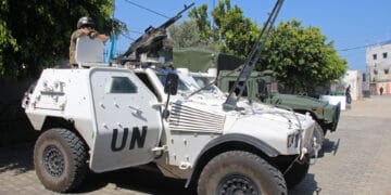 Un miembro del contingente francés que sirve con la Fuerza Provisional de las Naciones Unidas en el Líbano (UNIFIL) está de guardia en un vehículo blindado en el centro para la distribución de ayuda humanitaria entre los desplazados, en el pueblo libanés de Bourghliyeh, el 9 de mayo de 2026. Los medios estatales libaneses informaron de ataques israelíes en el sur del país el 9 de mayo después de que el ejército israelí emitiera una advertencia de evacuación a varias aldeas, así como en otras áreas a pesar de un alto el fuego con Hezbolá. (Foto de Kawnat HAJU / AFP)