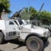 Un miembro del contingente francés que sirve con la Fuerza Provisional de las Naciones Unidas en el Líbano (UNIFIL) está de guardia en un vehículo blindado en el centro para la distribución de ayuda humanitaria entre los desplazados, en el pueblo libanés de Bourghliyeh, el 9 de mayo de 2026. Los medios estatales libaneses informaron de ataques israelíes en el sur del país el 9 de mayo después de que el ejército israelí emitiera una advertencia de evacuación a varias aldeas, así como en otras áreas a pesar de un alto el fuego con Hezbolá. (Foto de Kawnat HAJU / AFP)