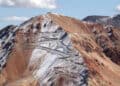 Esta vista muestra los picos cubiertos de nieve de la cordillera de los Andes con una carretera construida para la exploración mineral en Calingasta, provincia de San Juan, Argentina, el 21 de abril de 2026. "La minería se extenderá por toda la cordillera, generando cientos de miles de puestos de trabajo", predijo el presidente argentino Javier Milei en marzo. Semanas después, promulgó una reforma de la ley de protección de glaciares que permitirá a las provincias abrir nuevas áreas para la minería. Los grupos ecologistas impugnaron la medida en los tribunales, argumentando que amenaza el acceso al agua. (Foto de Luis ROBAYO / AFP)
