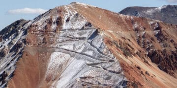 Esta vista muestra los picos cubiertos de nieve de la cordillera de los Andes con una carretera construida para la exploración mineral en Calingasta, provincia de San Juan, Argentina, el 21 de abril de 2026. "La minería se extenderá por toda la cordillera, generando cientos de miles de puestos de trabajo", predijo el presidente argentino Javier Milei en marzo. Semanas después, promulgó una reforma de la ley de protección de glaciares que permitirá a las provincias abrir nuevas áreas para la minería. Los grupos ecologistas impugnaron la medida en los tribunales, argumentando que amenaza el acceso al agua. (Foto de Luis ROBAYO / AFP)