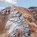 Esta vista muestra los picos cubiertos de nieve de la cordillera de los Andes con una carretera construida para la exploración mineral en Calingasta, provincia de San Juan, Argentina, el 21 de abril de 2026. "La minería se extenderá por toda la cordillera, generando cientos de miles de puestos de trabajo", predijo el presidente argentino Javier Milei en marzo. Semanas después, promulgó una reforma de la ley de protección de glaciares que permitirá a las provincias abrir nuevas áreas para la minería. Los grupos ecologistas impugnaron la medida en los tribunales, argumentando que amenaza el acceso al agua. (Foto de Luis ROBAYO / AFP)