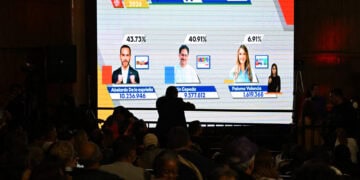 A screen shows the first exit poll results at the bunker of Colombia's presidential candidate from the ruling party Pacto Historico, Ivan Cepeda, during the presidential election in the Tequendama Hotel in Bogota on May 31, 2026. (Photo by Raul ARBOLEDA / AFP)